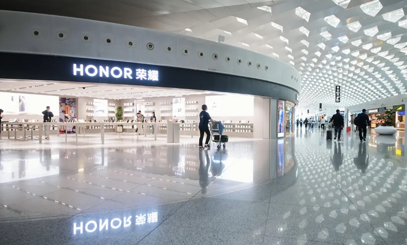 HONOR store in an airport terminal