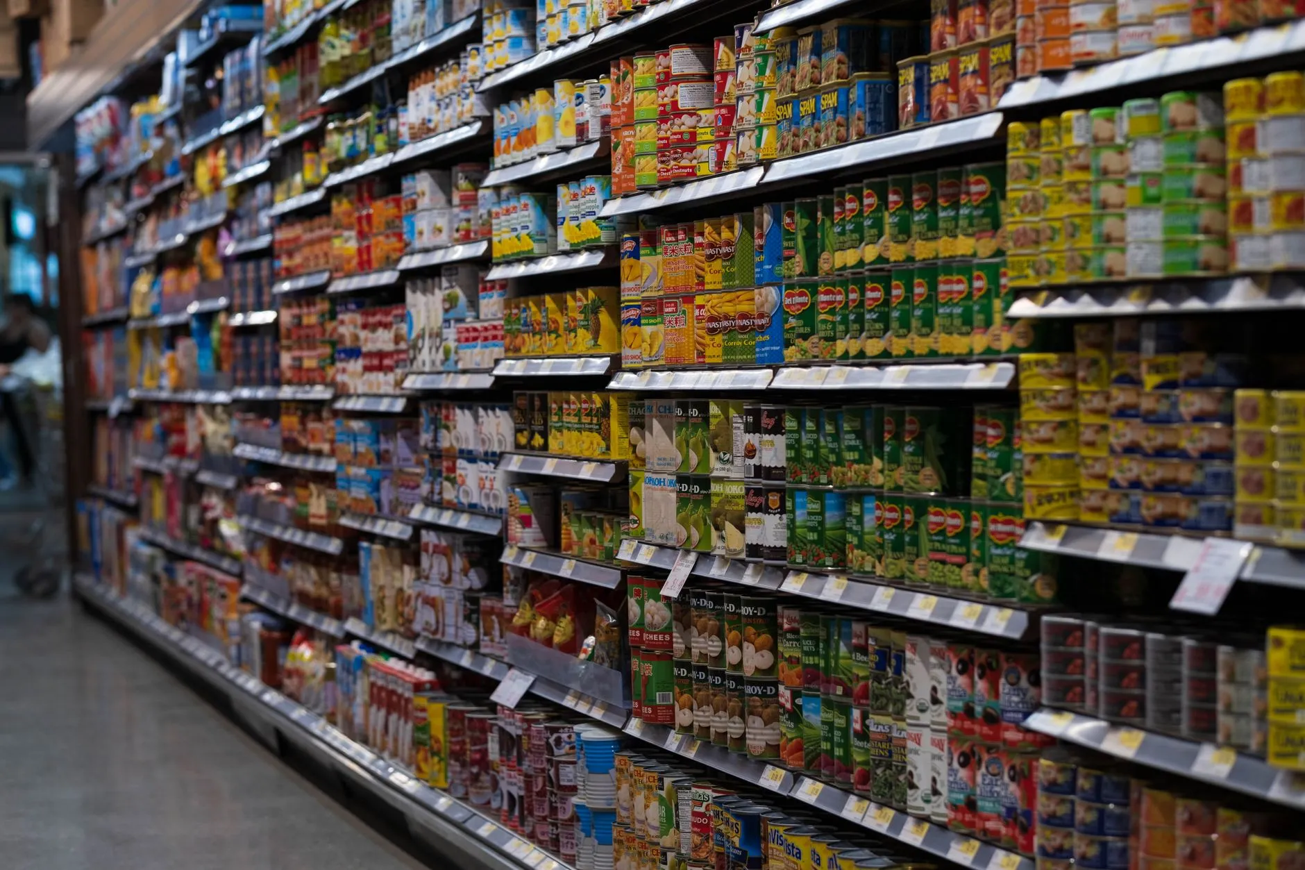 Supermarket shelving aisle